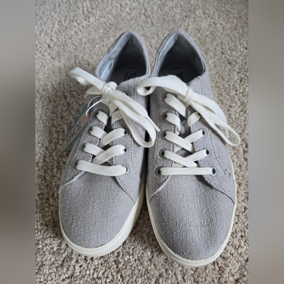 New With Tags TOMS womens 7.5 Kameron Lace Up Two Tone Gray Shoes - Picture 6 of 8